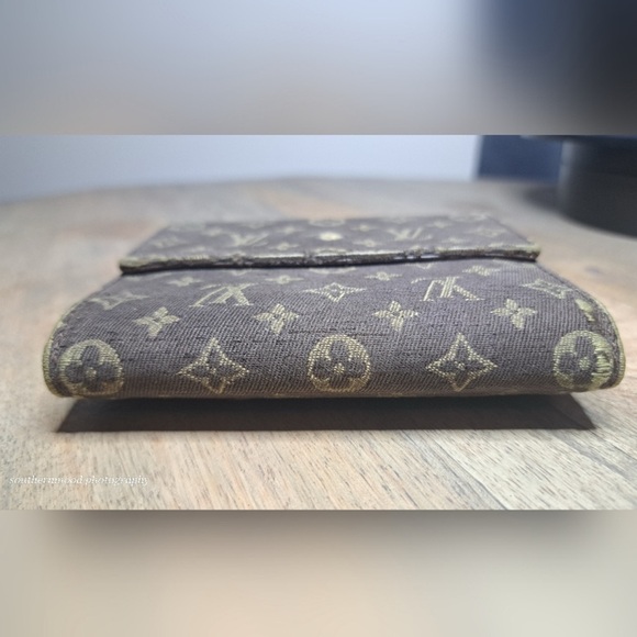 Louis Vuitton Gray Monogram Wallet - Picture 15 of 15